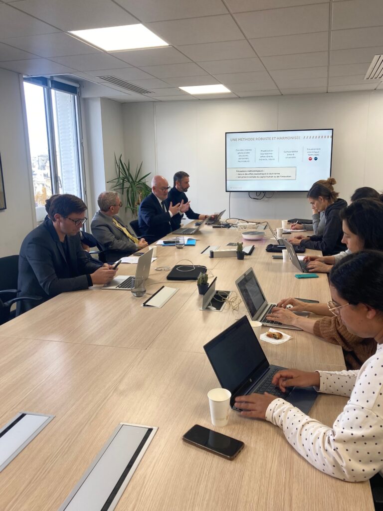 Conférence de presse : installer un sujet académique dans le débat public