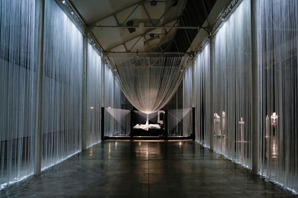 Donner une visibilité nationale à une exposition sensible et exigeante