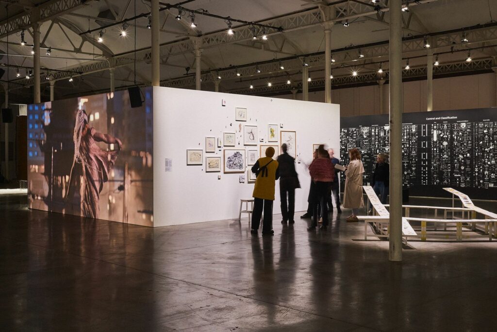 Faire émerger une exposition pluridisciplinaire dans les médias